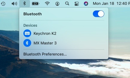 Puede habilitar Bluetooth y Wi-Fi usando sus respectivos íconos en la barra de menú superior.